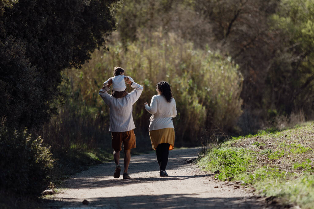 Fotografia de llum natural en família - passeig en família per un camí natural